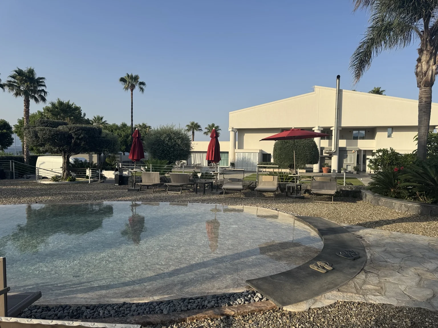 Piscina e struttura del Santantonio Resort a Riposto