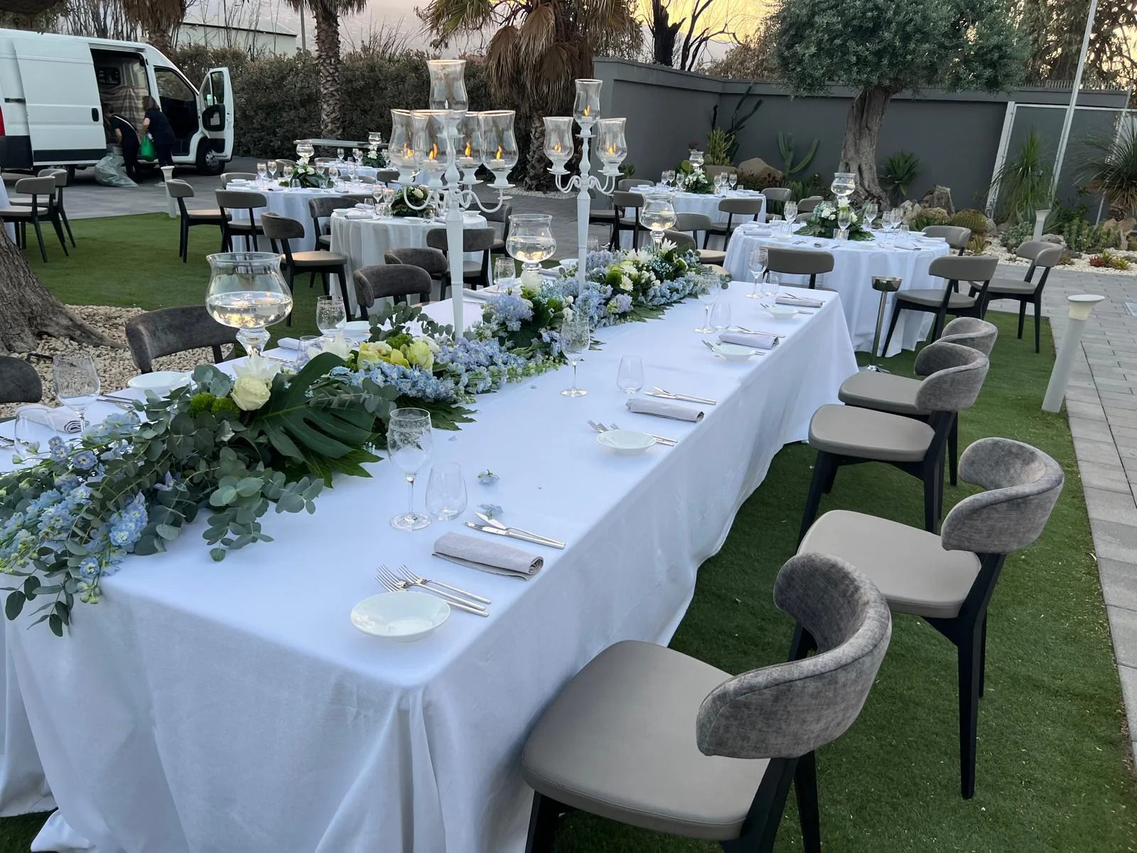 Tavolata elegante con composizioni floreali per cerimonia al Santantonio Resort