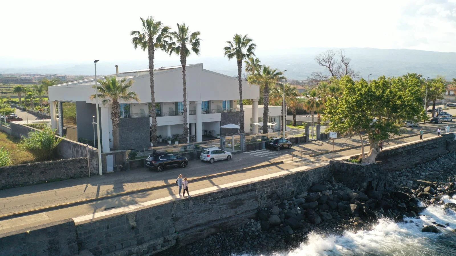 Santantonio Resort visto dal mare sul lungomare di Riposto