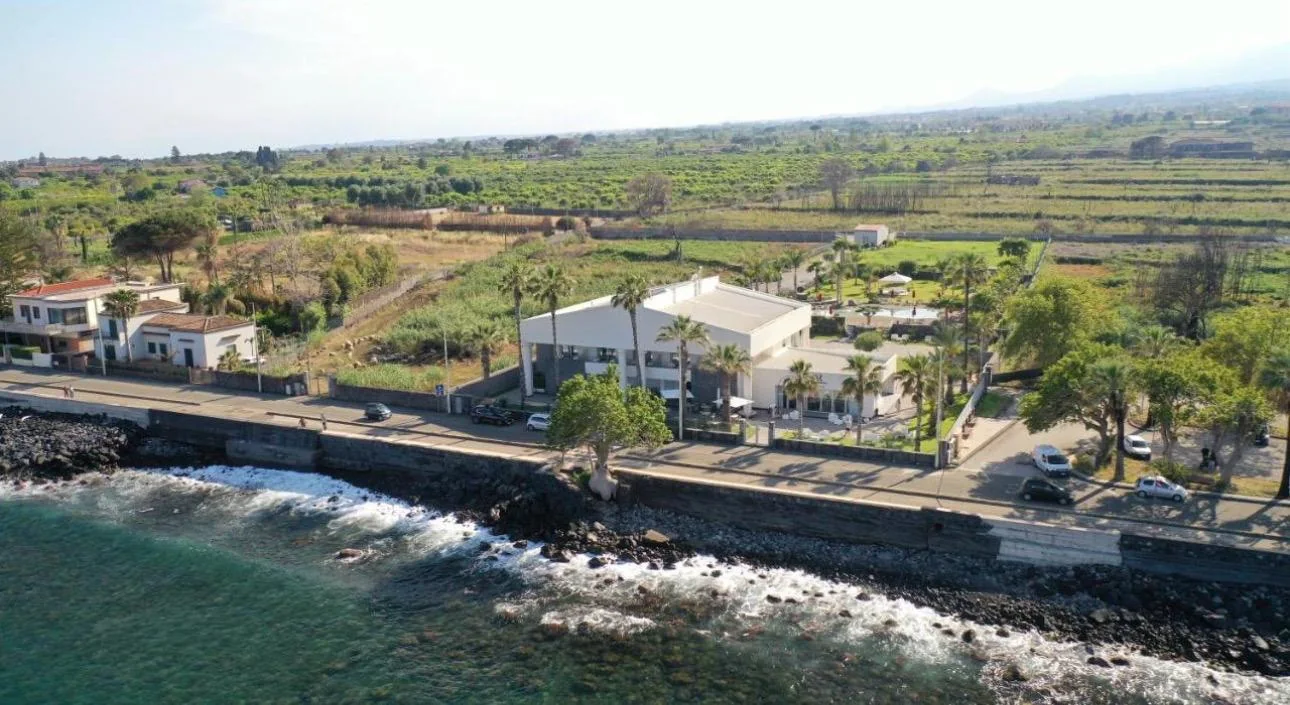 Vista aerea del Santantonio Resort sul lungomare di Riposto, tra mare e territorio dell’Etna