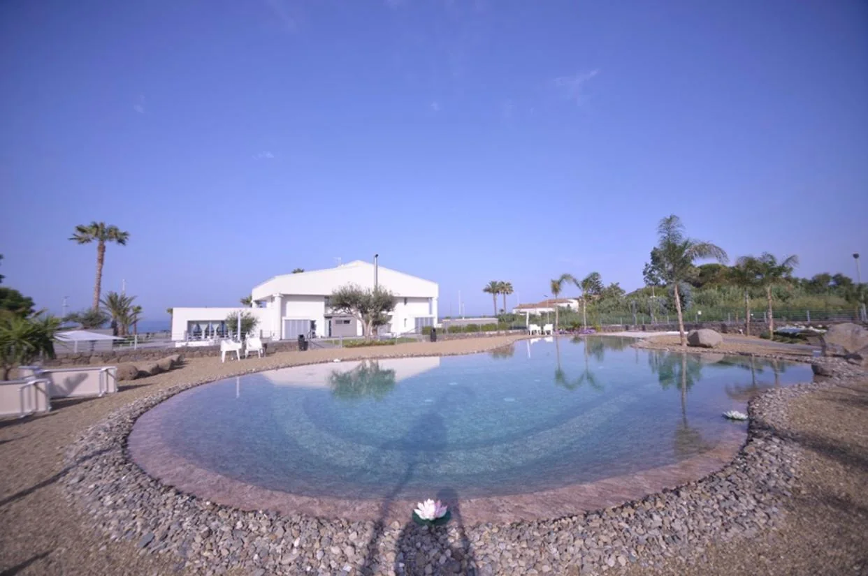 Vista ampia del lago-piscina e della struttura