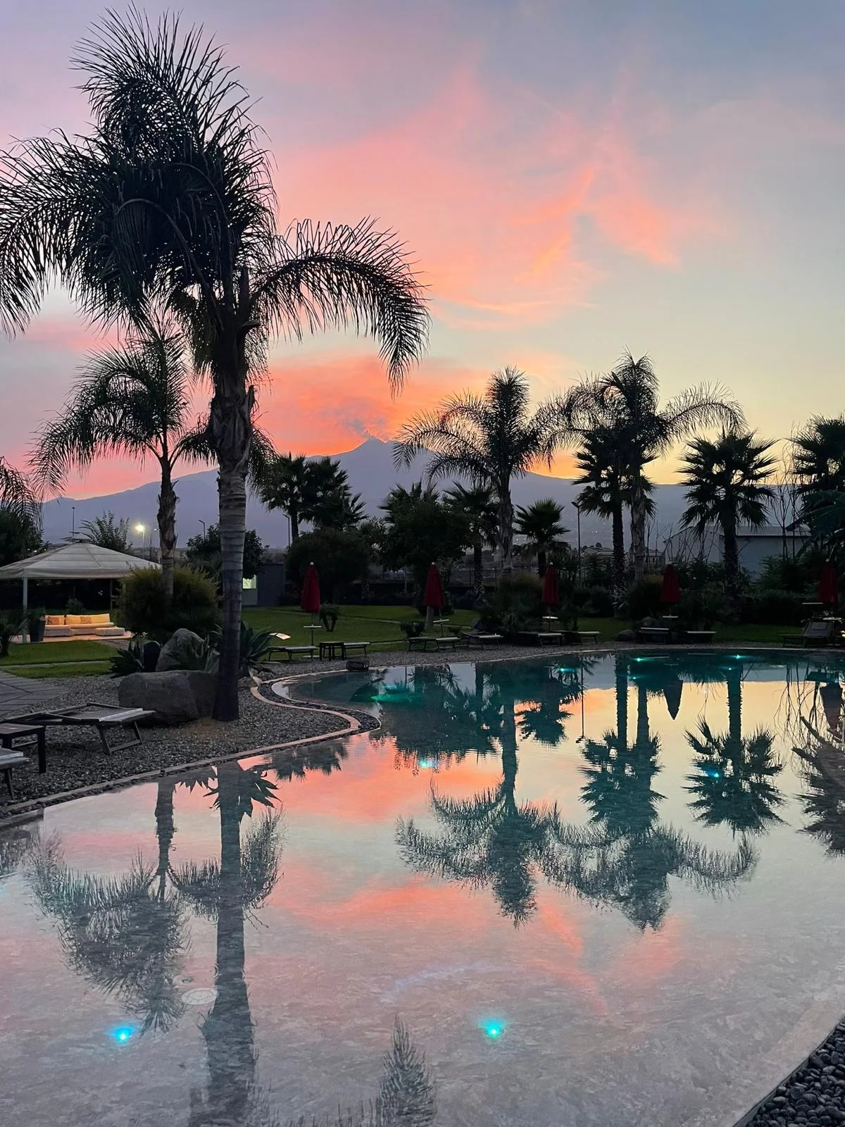 Lago-piscina al tramonto con l’Etna sullo sfondo