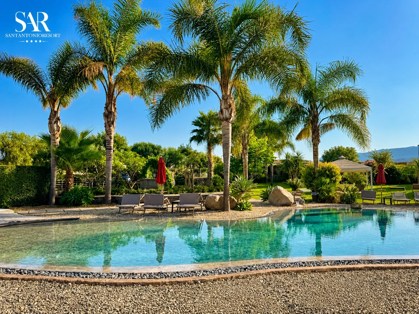 Lago-piscina immerso nel verde del Santantonio Resort